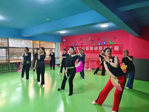 萝卜辣评 公益艺术培训点亮城市文化生活